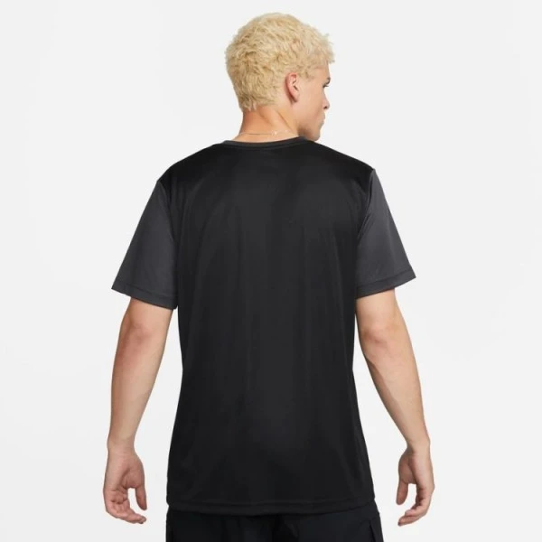 Nike Sportswear Repeat Tee 3 Nike Sportswear Repeat Tee – Bild 3